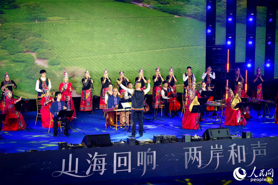 身着畲族传统服饰的乐团演奏融合东西乐器的创新编曲。人民网记者 林盈摄