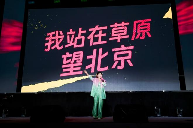 歌手演唱《站在草原望北京》。鼓浪屿管委会供图
