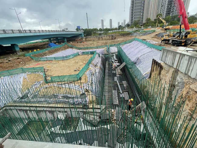马銮湾新城新阳排洪渠1#中型水闸建设工程，闸室底板模板安装