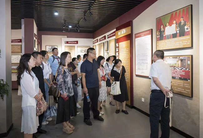 参观闽江源近现代高等院校办学集萃展