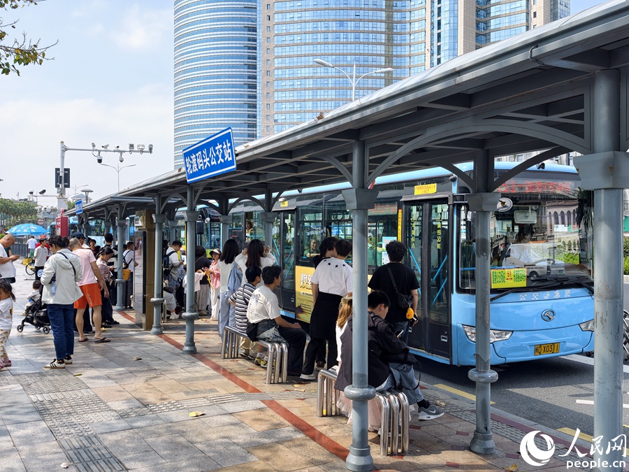 车路协同的地面公交提升厦门市民游客出行体验。人民网记者 陈博摄
