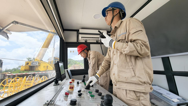 福建省送变电工程有限公司运用集控智能可视化牵张放线技术开展最后一档架线施工