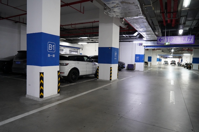邵武市立医院地下停车场。黄美清摄