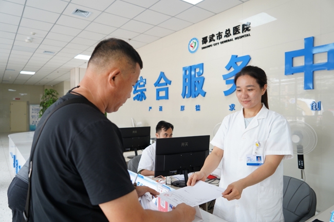邵武市立医院综合服务中心工作人员为外地患者提供打印病历服务。黄美清摄