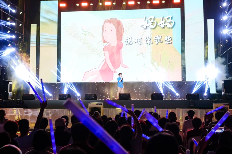 歌手演唱《妈妈，听我说》。鼓浪屿管委会供图