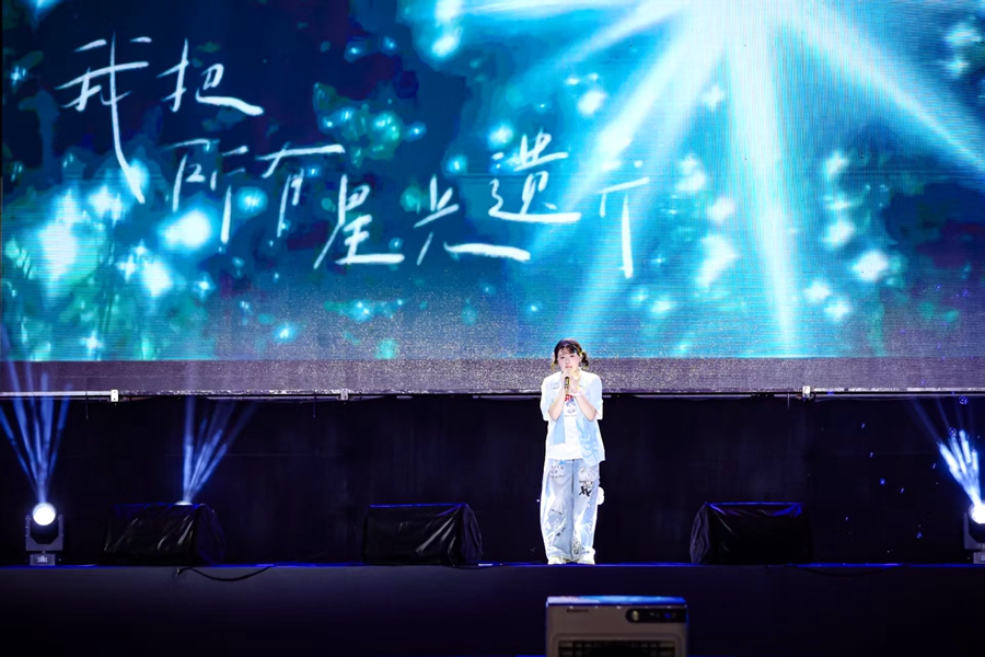 歌手演唱《星灵感应》等歌曲。鼓浪屿管委会供图
