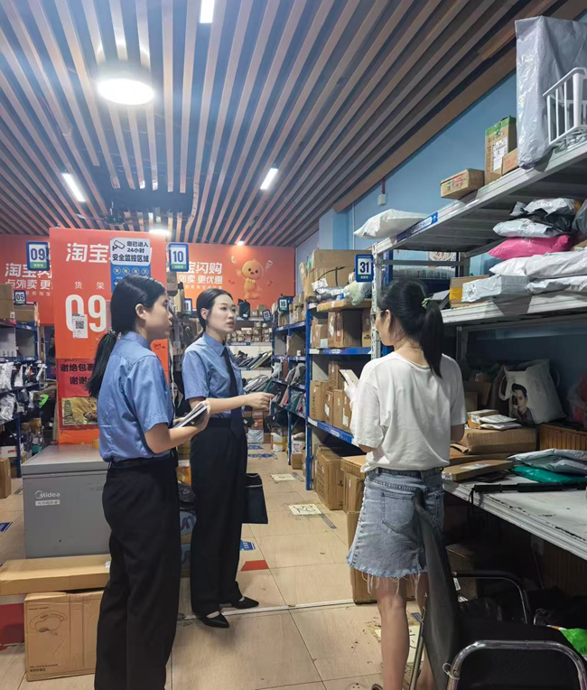检察官走访快递营业网点。连江县检察院供图