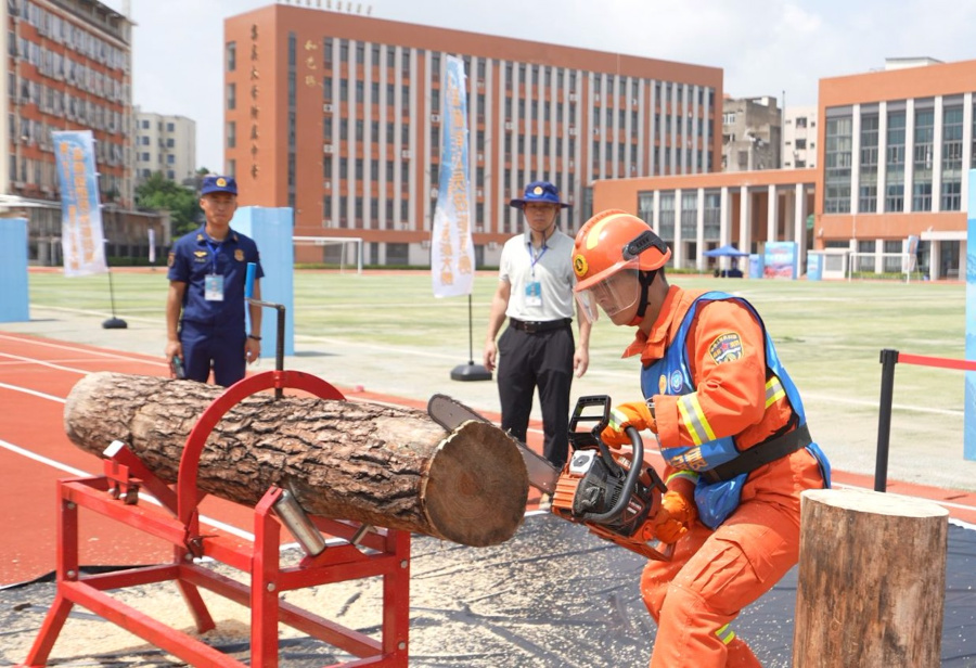 油锯操作与使用项目。厦门市应急管理局供图