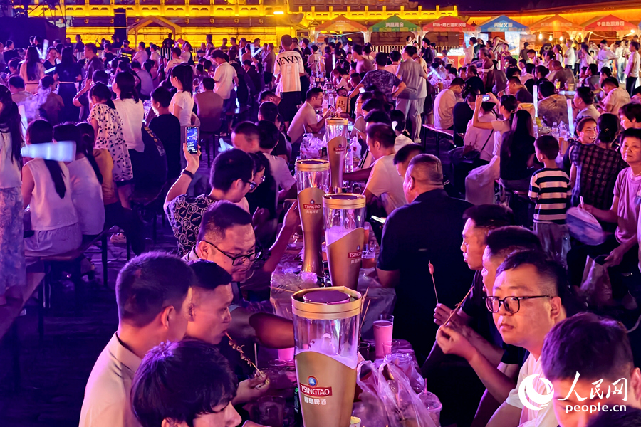 市民游客围桌而坐，举杯相碰、把酒言欢。人民网记者 陈博摄