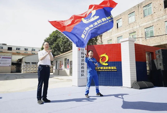 泉州市领导为晋江陈埭消防救援队授旗。
