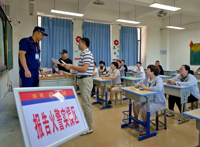 在泉港区消防安全应急能力大培训现场，参训人员进行报告火警实操。庄予锦摄