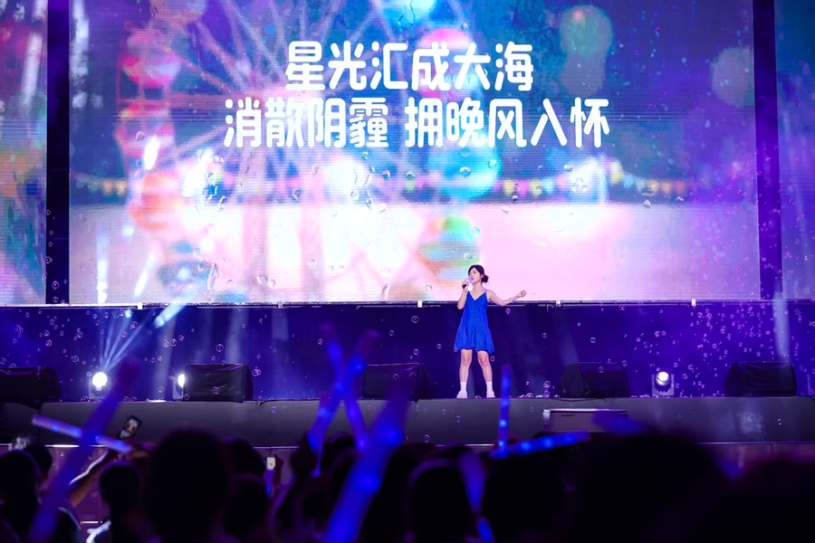00后女歌手现场演唱。鼓浪屿管委会供图