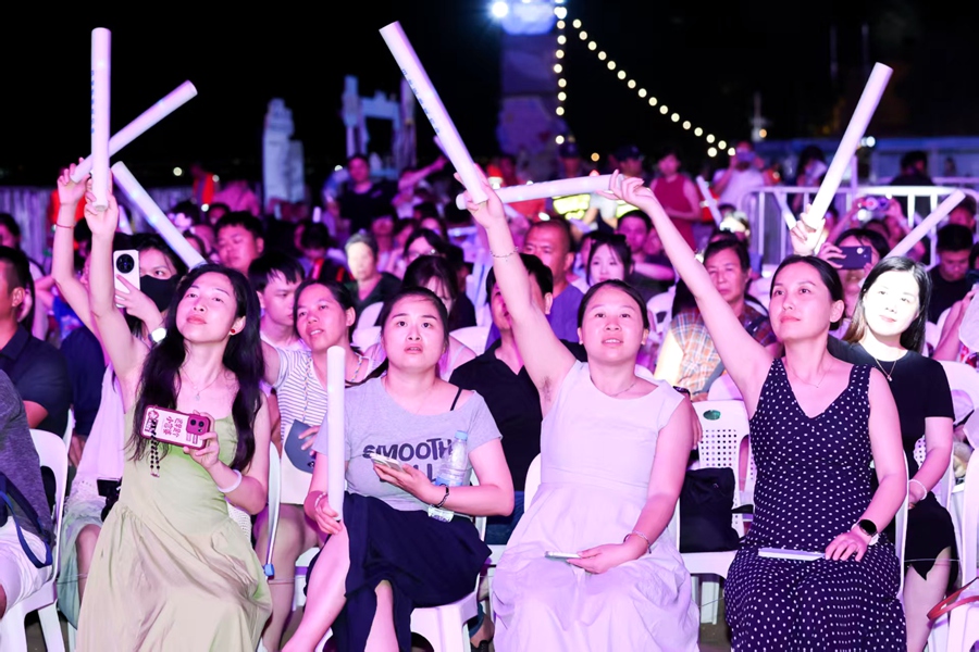 场下观众与歌手热情互动。鼓浪屿管委会供图