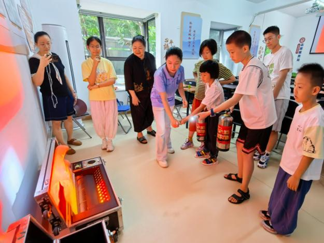 队员指导小朋友进行模拟灭火实操