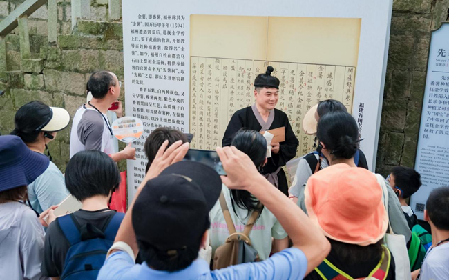 “故纸还山:走在乌山看古籍”沉浸式研学游活动现场