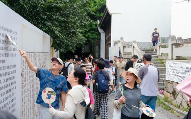 读者参观古籍书影展板