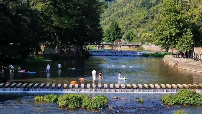 在洋头村，游客尽情玩水
