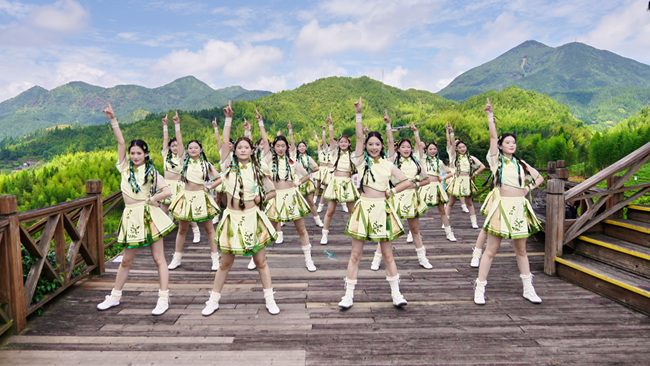 大田美人茶啦啦队在大仙峰·茶美人景区展演。陈在国摄