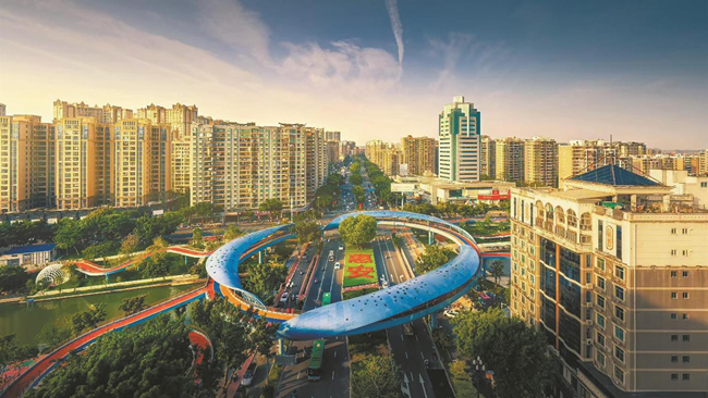 惠安网红打卡点——溪滨公园环形天桥。戴艺摄