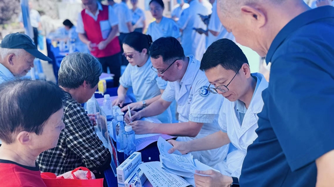高山圩日巡回义诊服务，让军营村村民在家门口享受优质医疗服务