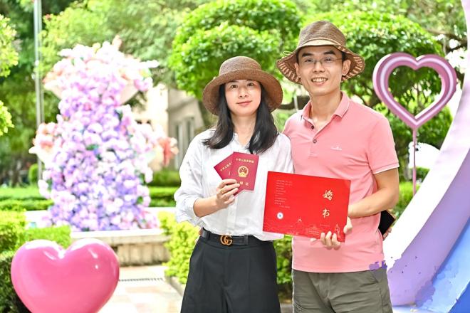 一对外地新人在厦门结婚登记。厦门市民政局供图