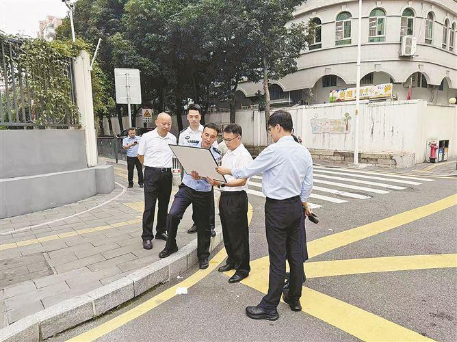 监察司法委视察中小学校园周边交通安全治理。