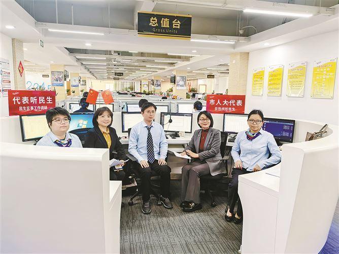 社会委组织市人大代表在市12345政务热线收集民情民意。