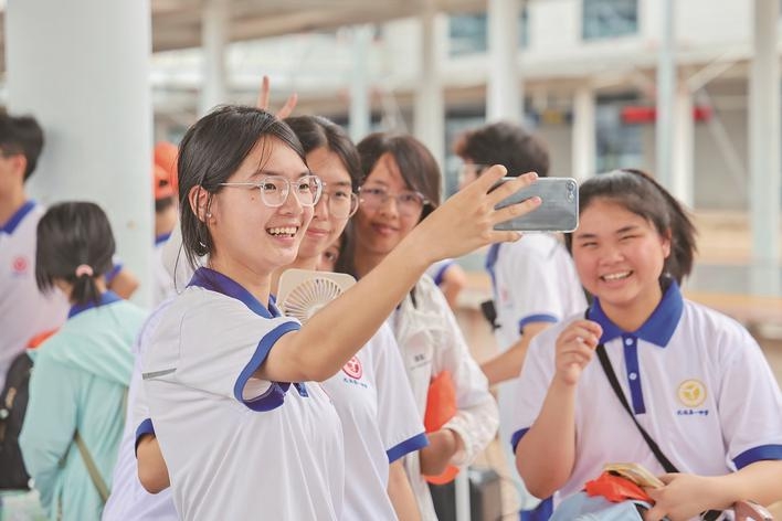 学生们开心地在火车站自拍。