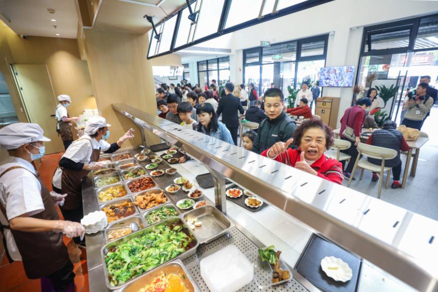 在芗城区利民佳苑好客邻里服务中心社区幸福食堂，群众排队就餐。郑文典摄