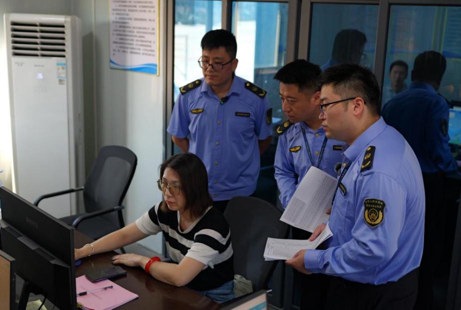 执法人员通过福建省渔船动态监控管理系统查询在港渔船信息