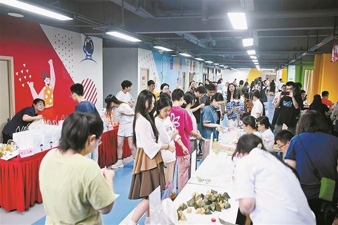 厦门推出“一张床”免费住宿等惠民政策。图为围里公寓在端午期间举办包粽子活动。（本报记者 林铭鸿 摄）