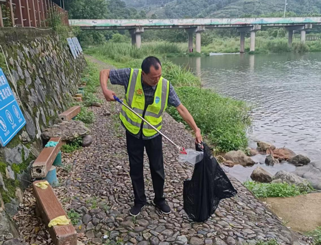 库口村河道专管员清理河道