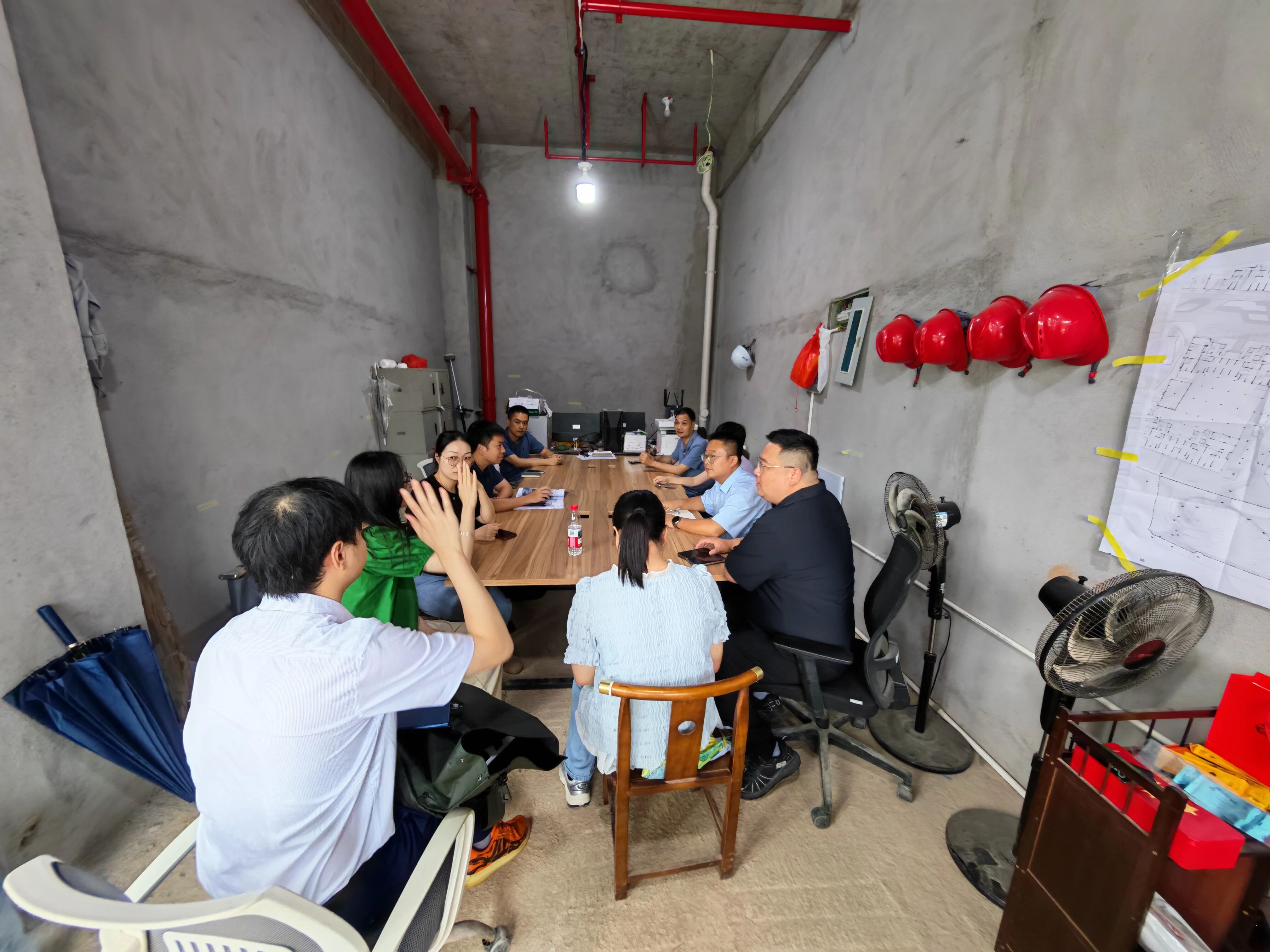 银行工作人员现场协助工人开通数字人民币钱包
