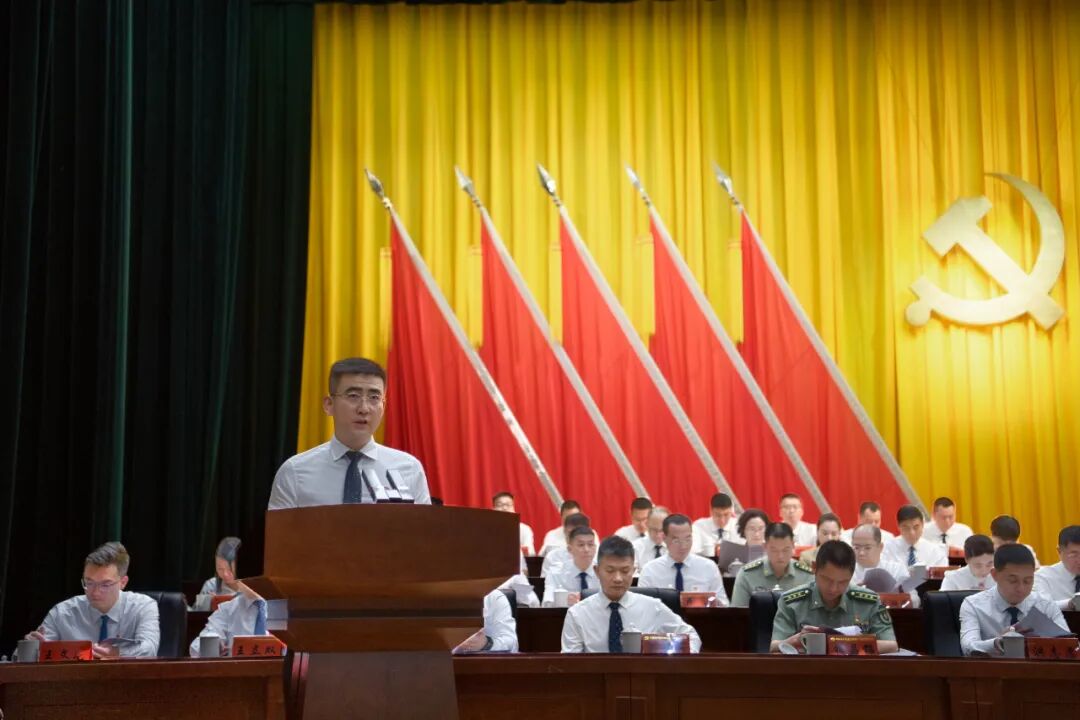 黄育奇作报告。惠安县融媒体中心供图