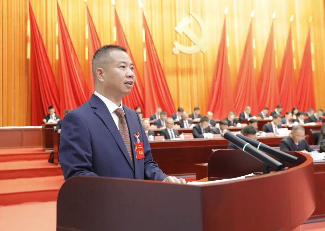 严承龙作报告。上杭县融媒体中心供图
