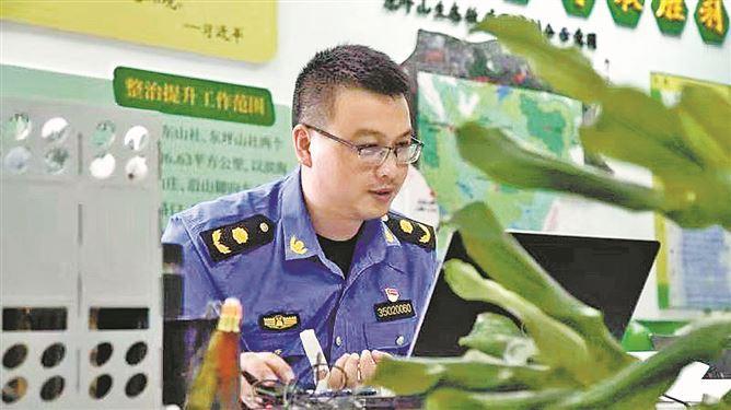 夏朝斌仔细梳理工作方案。