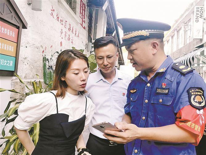 肖小虎（右一）在嘉禾良库开展普法宣传。