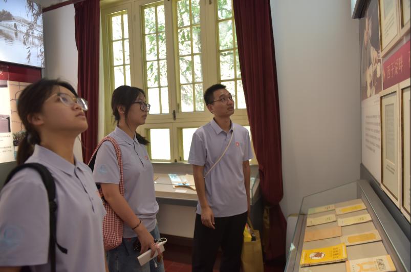 实践队师生在“五四宪法”历史资料陈列馆参观学习