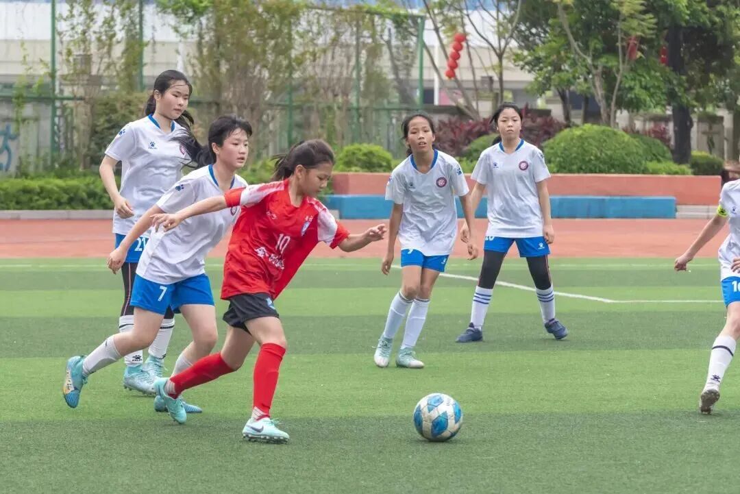 实验小学的足球小将们带球突破、临门劲射