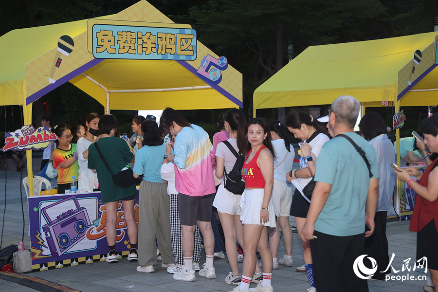 免费涂鸦区前排起长队。人民网记者 陈博摄
