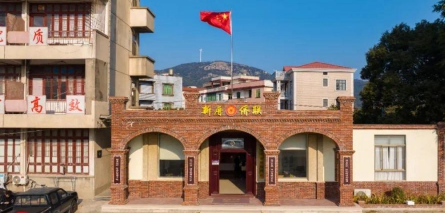 积极搭建“党建引领、侨贤补位”治理架构