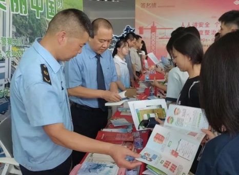 开展线下宣传。安溪县检察院供图