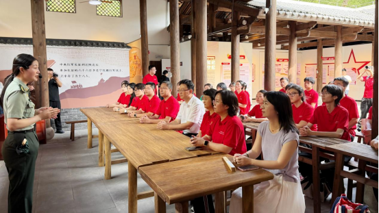 实践队师生聆听红色宣讲。李雅琪摄