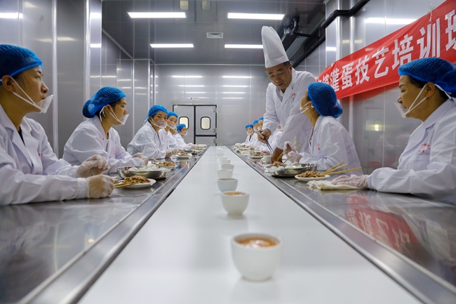 开办灌蛋技艺培训班。朱城铖摄