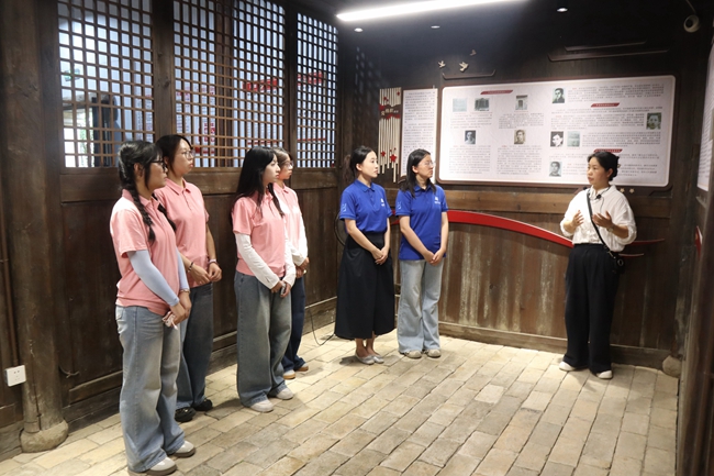 实践队了解大安村红色过往。