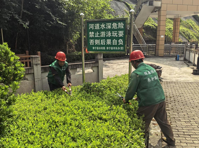 工作人员常态化修剪维护绿植