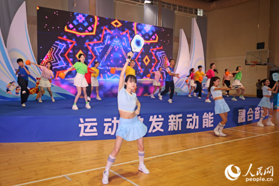 活力十足的开场舞表演。人民网记者 陈博摄