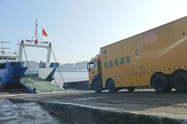 8月6日，福建宁德供电公司提前调集应急发电车等设备，安排抢修人员前往有人居住的海岛。陈龙摄