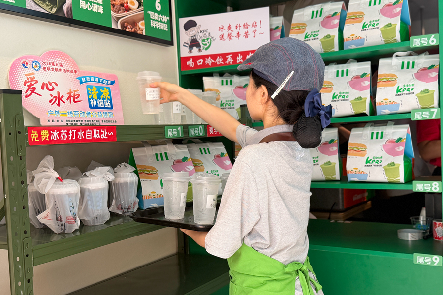 在后滨路的一家沿街商铺中，爱心企业设置“清凉补给站”，为户外一线劳动者送上解暑冰饮。思明区融媒体中心供图