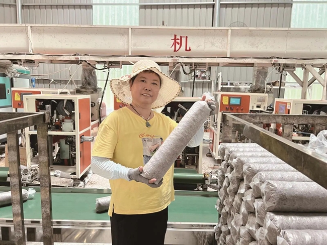 工人在展示菌棒